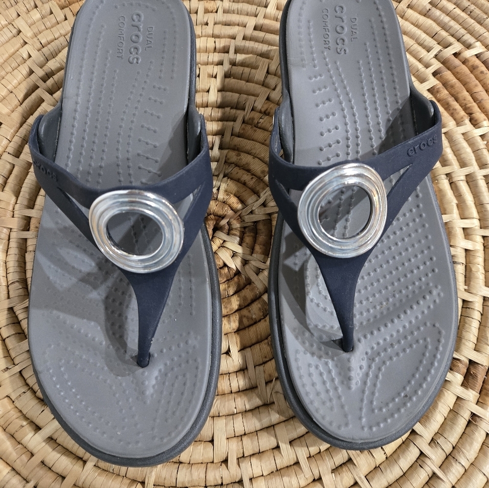 CROCS Sanrah Women's Gray Bkue Sandals with Silver Accents - Picture 4 of 7